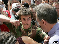 Nacionalista prestes a agredir Peter Tatchel