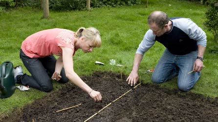 Sara Cox gets some top Dig In advice from Gardeners' World's Toby Buckland