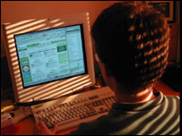 Criança acessando a internet. 
