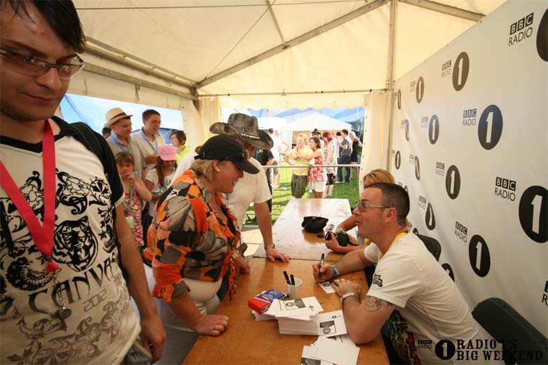 Signing sessions with Judge Jules