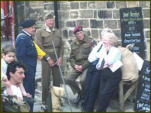WWII vets talk to their adoring fans!