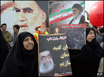 Biểu tình với các hình ủng hộ giáo chủ Ayatollah Ali Khamenei 