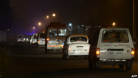 Đoàn xe hộ tống linh cữu nạn nhân về nhà ở Delhi