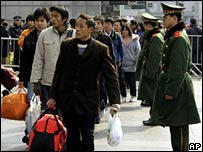 Viajantes presos em estações de trens na China