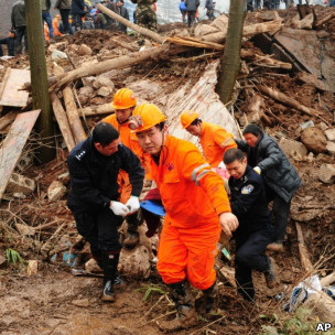 雲南鎮雄高坡村山體滑坡現場救援人員搬運一具遇難者遺體（11/1/2013）