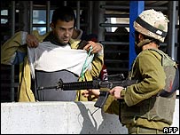 Soldado israelense revista palestino