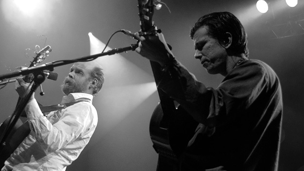 Bonnie Prince Billy with guitarist Emmett Kelly