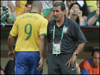 O técnico Carlos Alberto Parreira recebe Ronaldo à beira do campo