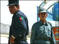 ماموران پلیس افغانستان و سرباز بریتانیایی