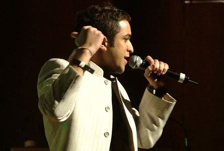 Navin treats the audience to his performance of Robbie Williams' 'Feel' 
