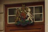 Image of the crest outside the Royal Courts of Justice