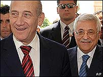 Abbas (esq.) e Olmert iniciaram reuniões regulares