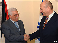 Abbas (esq.) e Olmert iniciaram reuniões regulares