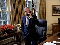 Bush, Beyaz Saray'daki ofisinde 