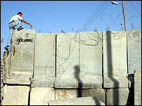 O muro sendo construído por Israel na Cisjordânia