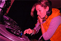 DJ Brick ar y decs