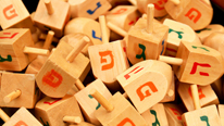 Close up of Hanukkah dreidels © Elisheva Monasevich, fotolia.com