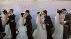 香港太平山頂上舉行的一場集體婚禮新人們互相親吻（12/12/2012）
