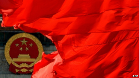 北京人民大會堂前的中國國徽和紅旗(13/11/2012)