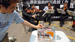一名香港民众捐款支持汶川地震救灾工作(2008年资料图片)
