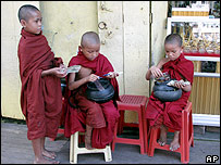 Các chú tiểu