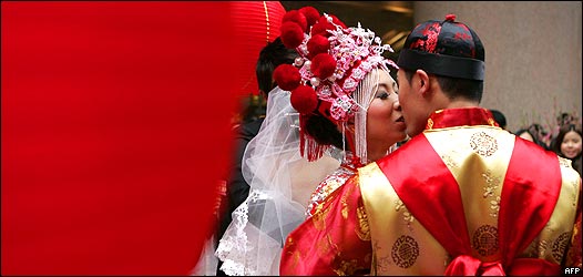 香港新人萧咏珊(左)与丘文康在铜锣湾某购物商场安排的婚礼上拥吻(14/2/2010)