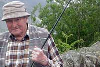 Emrys Evans gyda'i offer pysgota