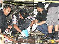 Policiais procuram pistas