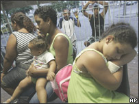 Pacientes aguardam do lado de hora de hospital carioca