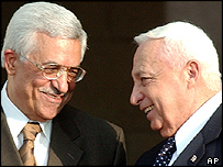 Mahmoud Abbas (dir.) e Ariel Sharon 