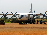 Avião Antonov no aeroporto de El Geneina (Foto: Anistia Internacional)