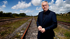 Huw Edwards wrth reilffordd Llanelli