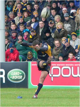 Shane Drahm kicks for Worcester Warriors v Bath