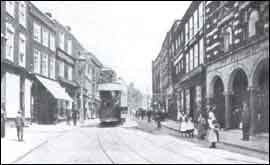 Picture taken c1907 of Worcester tram no 10 entering Broad