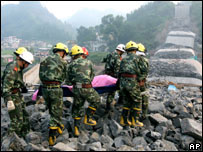 Trabalho de resgate na ponte que desabou na província de Hunan, na China