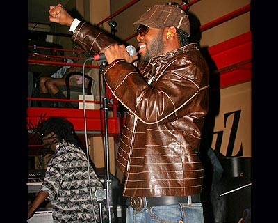 Dwele finishes the set