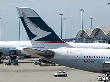一架國泰航空空客A330型客機在香港國際機場停機坪上(中新社圖片12/9/2010)