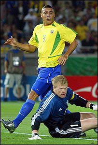 Ronaldo durante partida da Copa do Mundo de 2002