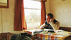 Martin Thomas yn ei caravan.