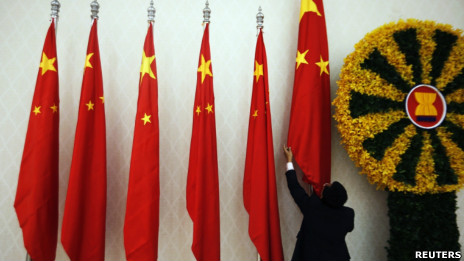 Chỉnh quốc kỳ Trung Quốc trước khi Thủ tướng Ôn Gia Bảo đến Phnom Penh