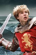 Peter (William Moseley) with sword upraised, from the film.
