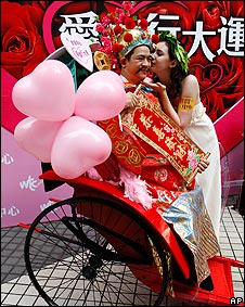 香港某购物商场爱神亲吻财神(8/2/2010)