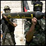 Militantes palestinos em Gaza carregam foguete Qassam (foto de arquivo)