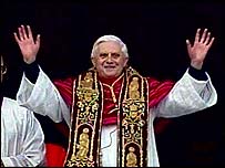 Joseph Ratzinger, ao ser anunciado como papa na praça São Pedro