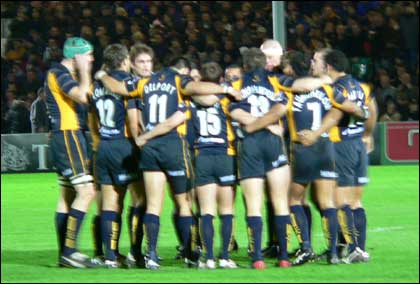 Worcester Warriors players huddle