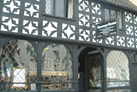 Adeilad du a gwyn
