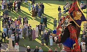 picture:piper and crowds.
