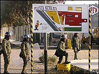 Soldados em frente à refinaria de petróleo em El Alto