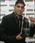 Amir Khan picks up Ricky Hatton's award