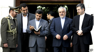 احمدی نژاد در فرودگاه